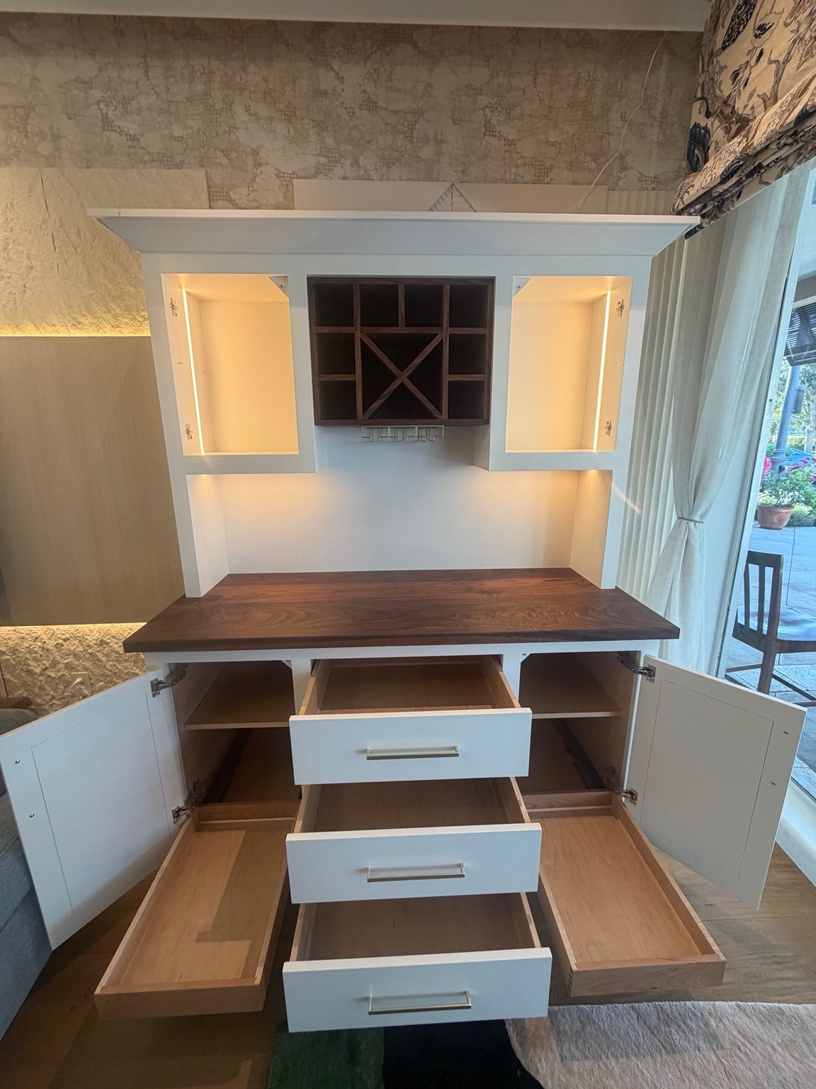 Custom drawers and pull-out trays – Key West bar