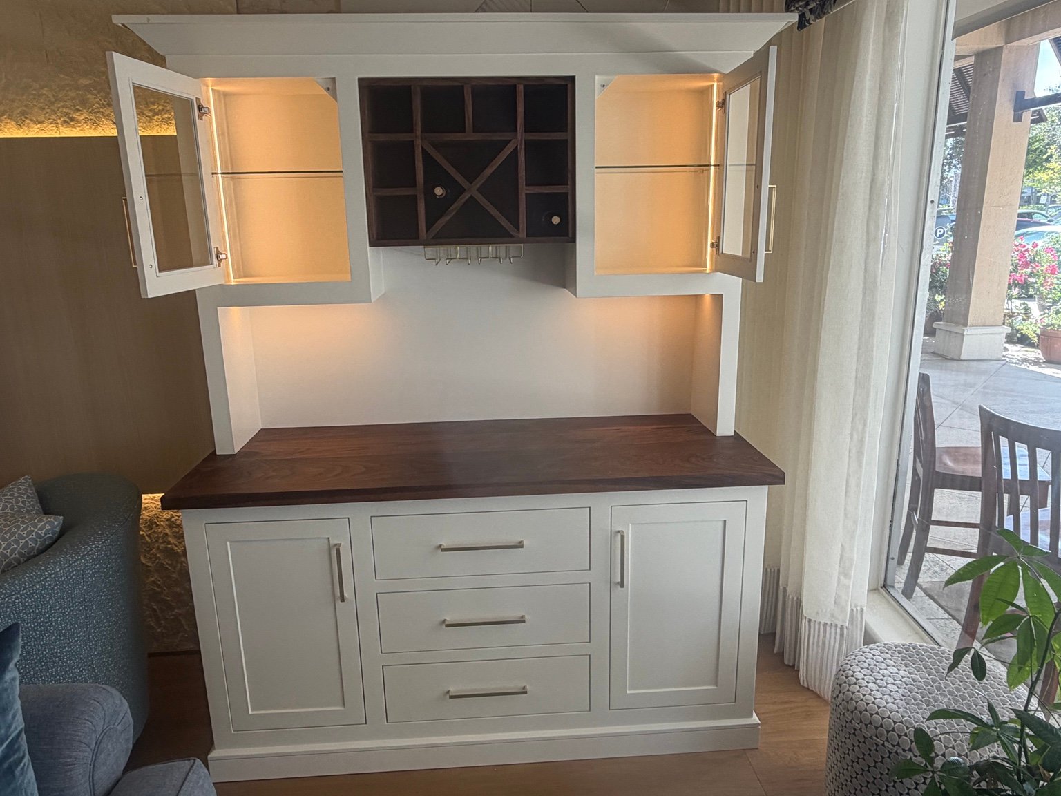 Illuminated display cabinets – Key West custom bar